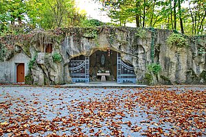 Haslau-Maria Ellend, Wallfahrtsanlage, ab 1910 in der Achse der Kirche errichtet, Lourdes-Grotte